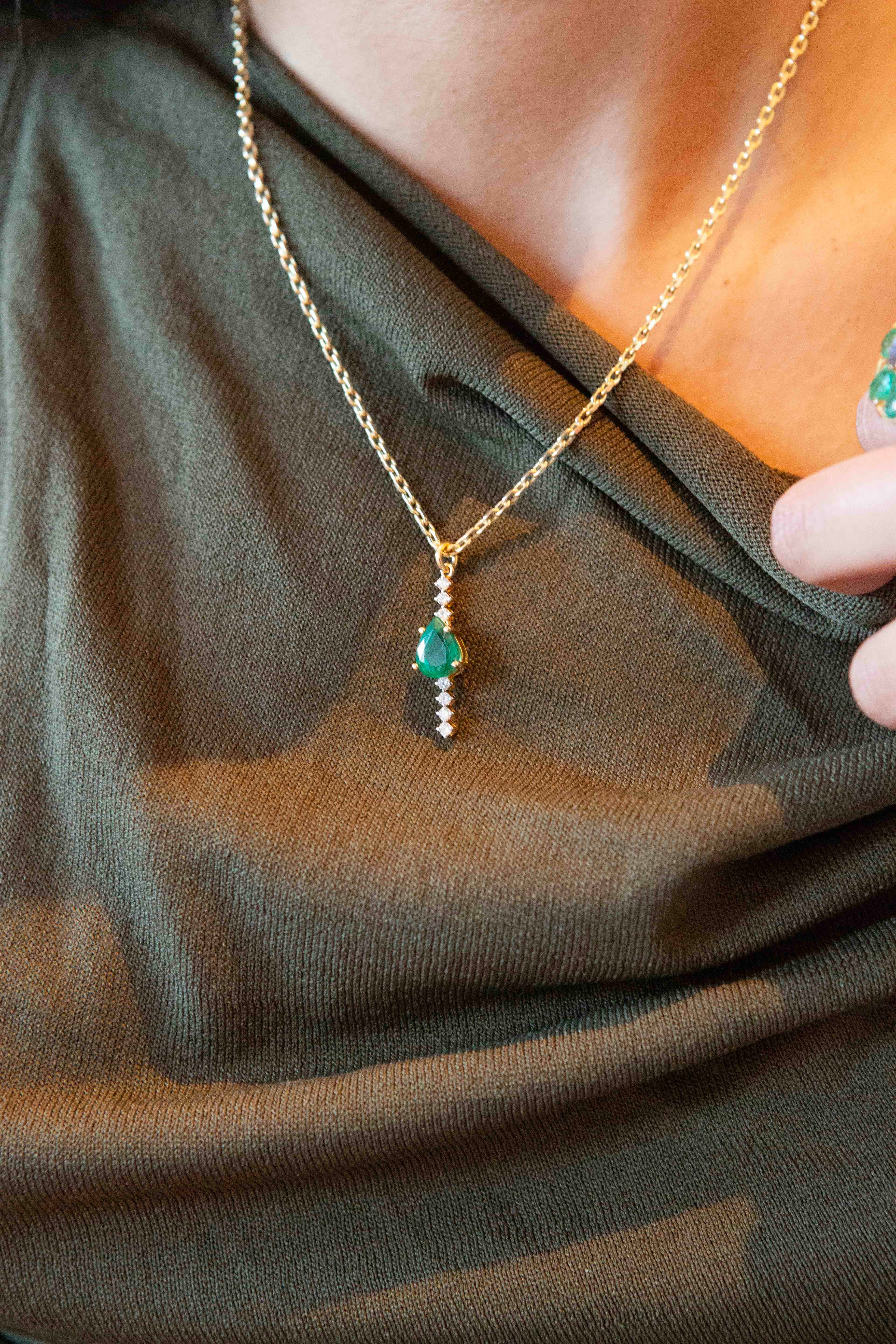 IN LINE EMERALD PENDANT